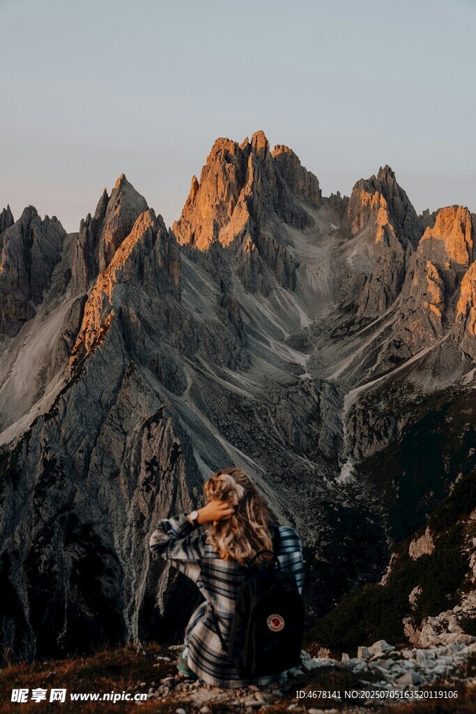壮丽山景夕阳下的巍峨山峰
