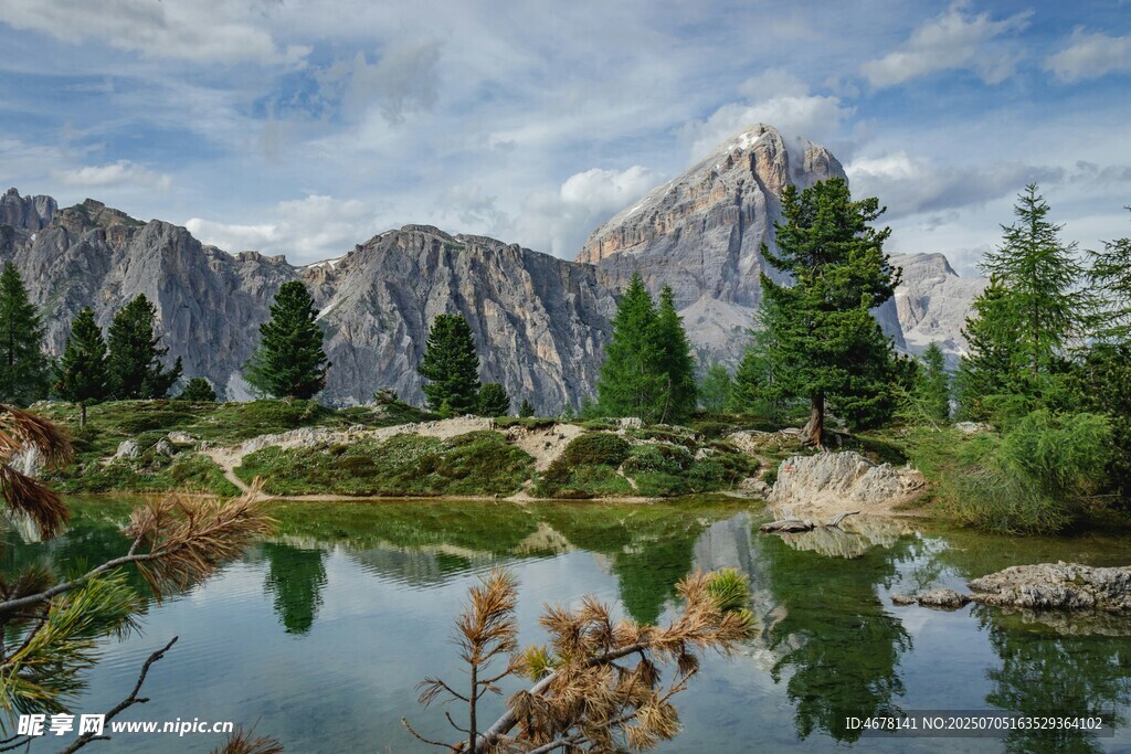 山间静谧湖景秀丽风光