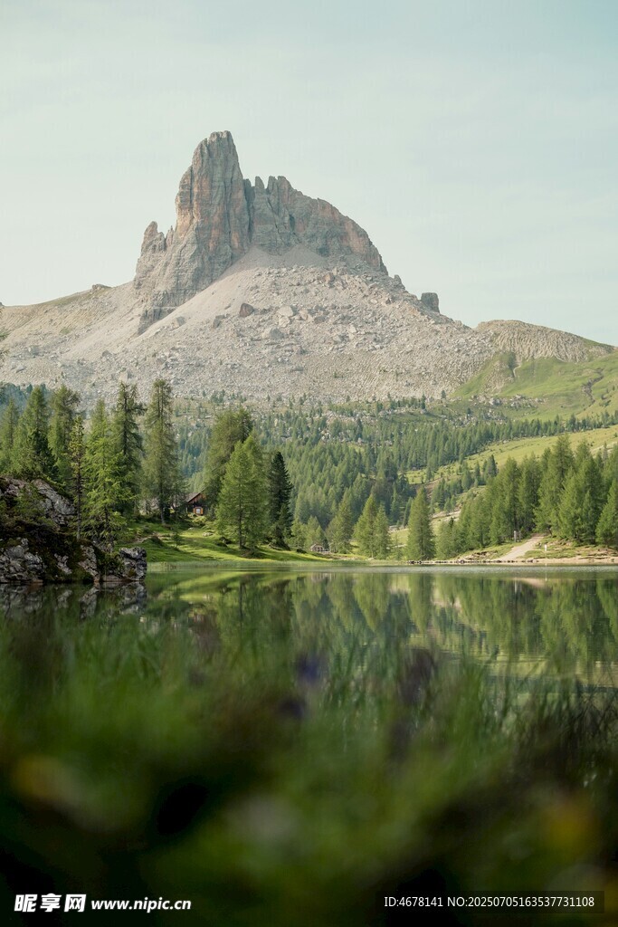 湖畔青山美景