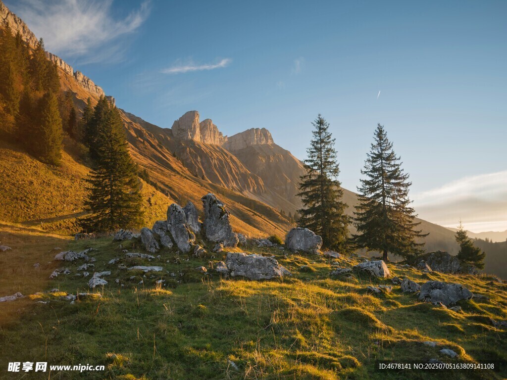山间晨光中的静谧美景