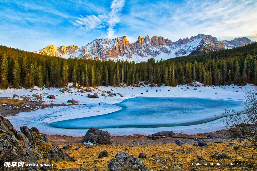 冬日山间冰封湖泊美景