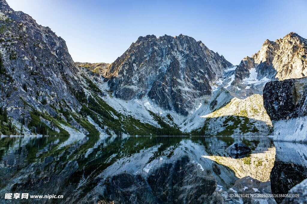 壮丽山景与静谧湖水倒影