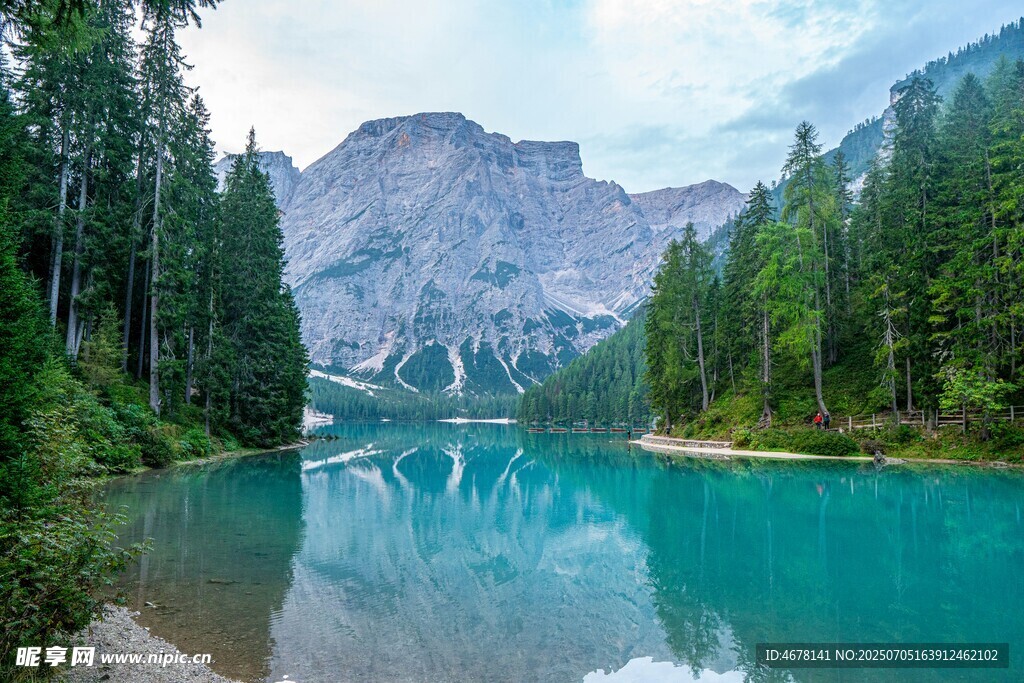 梦幻蓝湖映山林美景