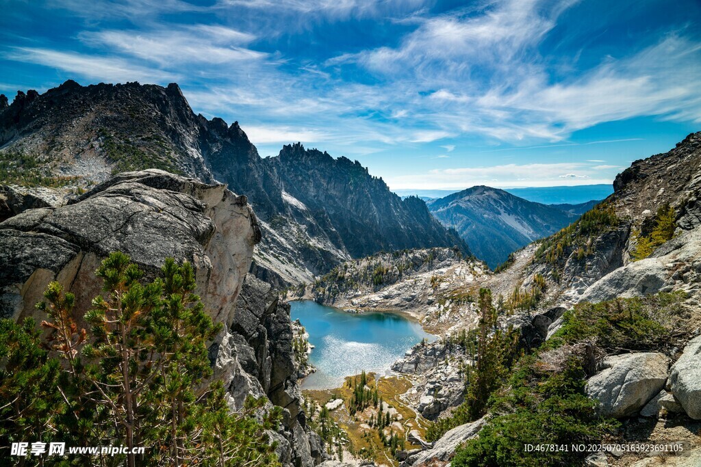 山间湖泊壮丽自然景观