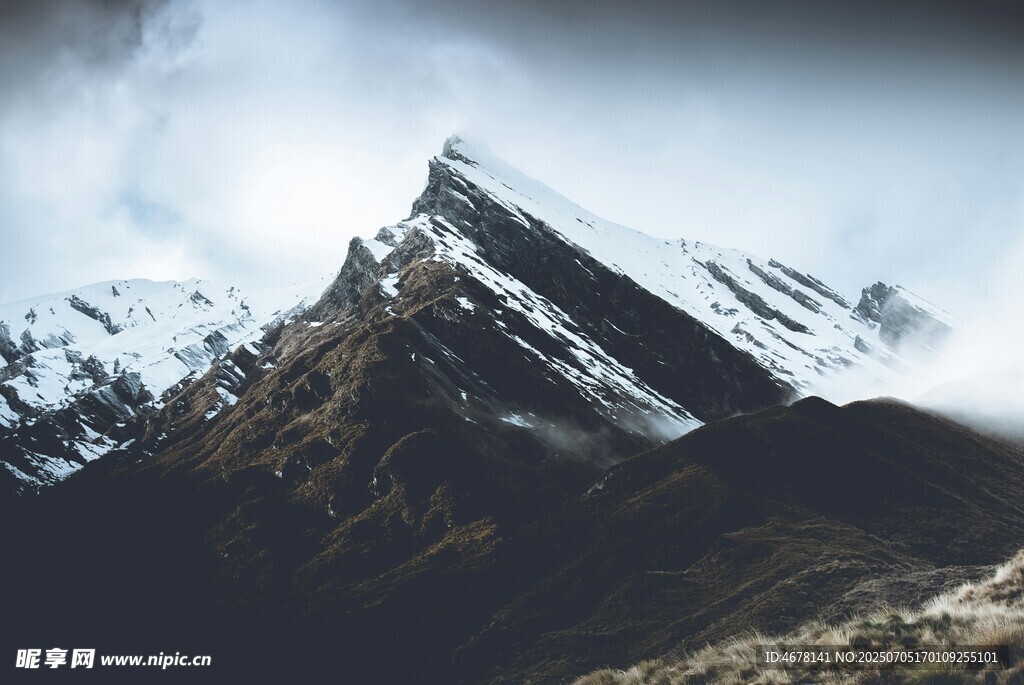 巍峨雪山云雾缭绕之景
