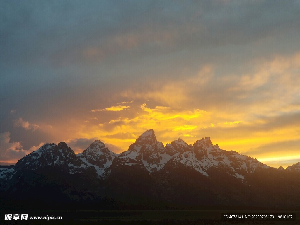 壮丽雪山日落美景