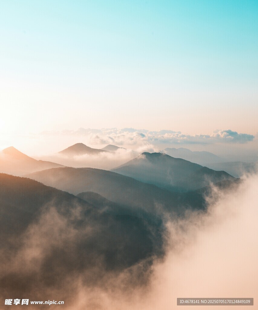 云海中的山峦美景