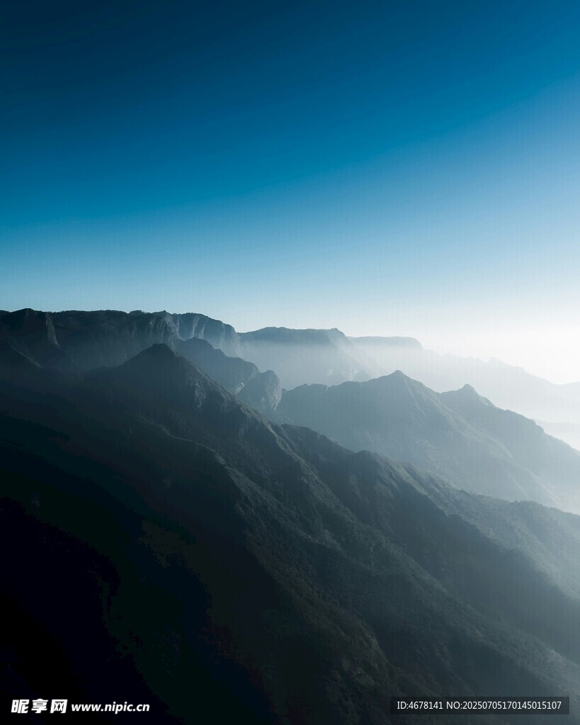 壮丽山峦蓝天之下美景