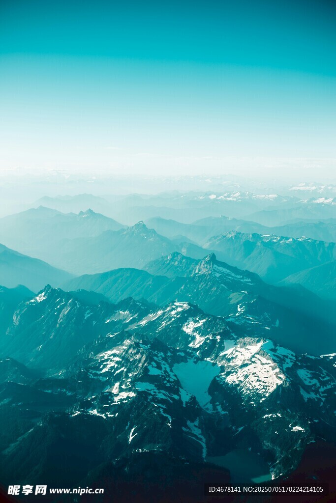 高空俯瞰壮丽山脉景观