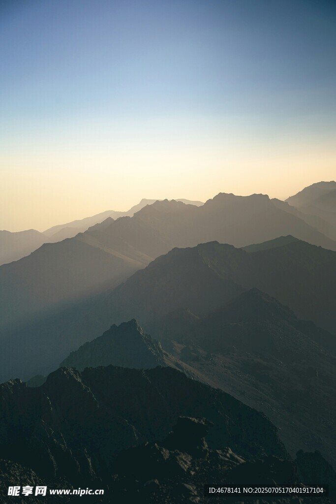 壮丽山峦日出美景
