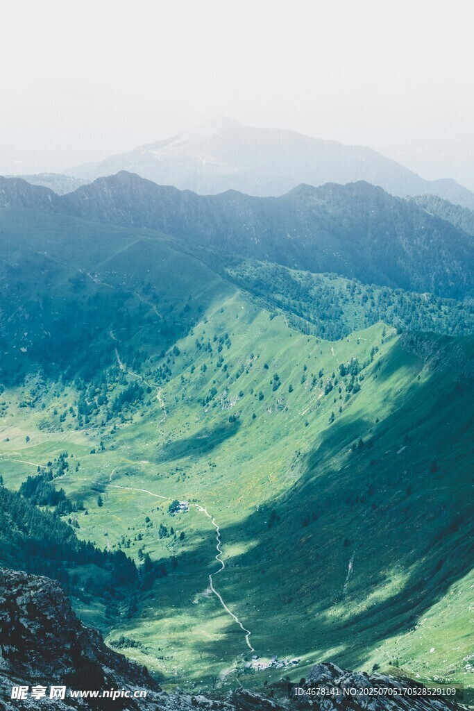 翠绿山峦美景