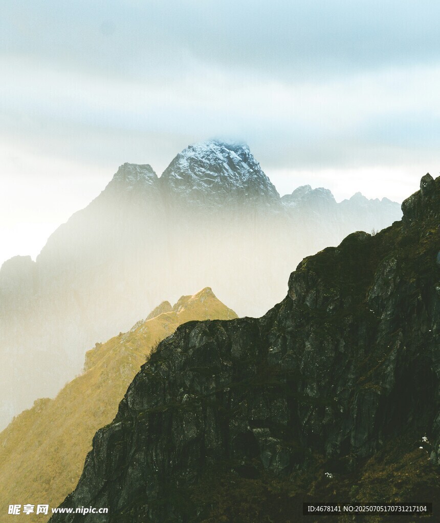 云雾缭绕的壮丽山景
