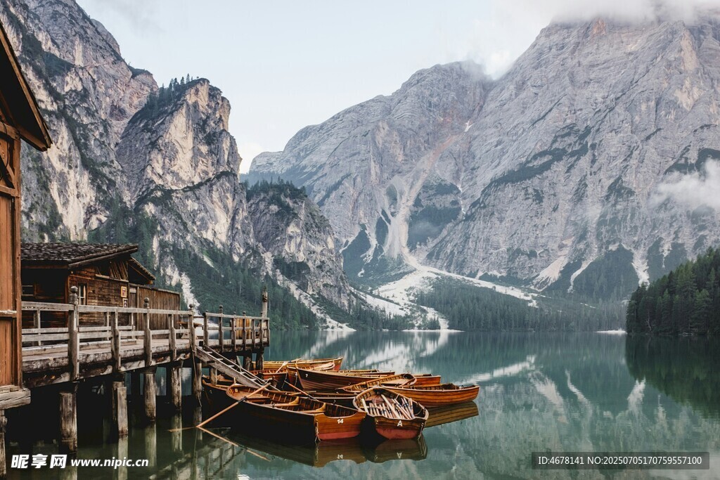 湖畔木屋与停泊小船美景