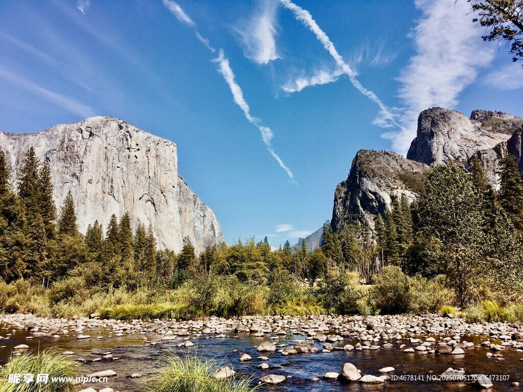 壮丽山川间的清澈河流