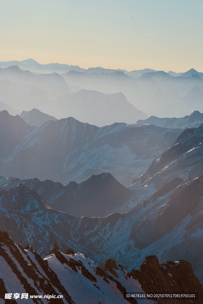 雪山晨曦中的壮丽山峦