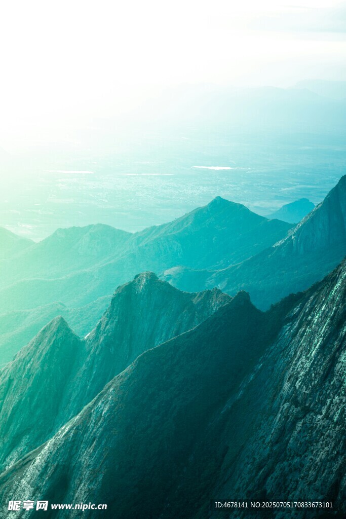 壮丽山景云雾缭绕之美