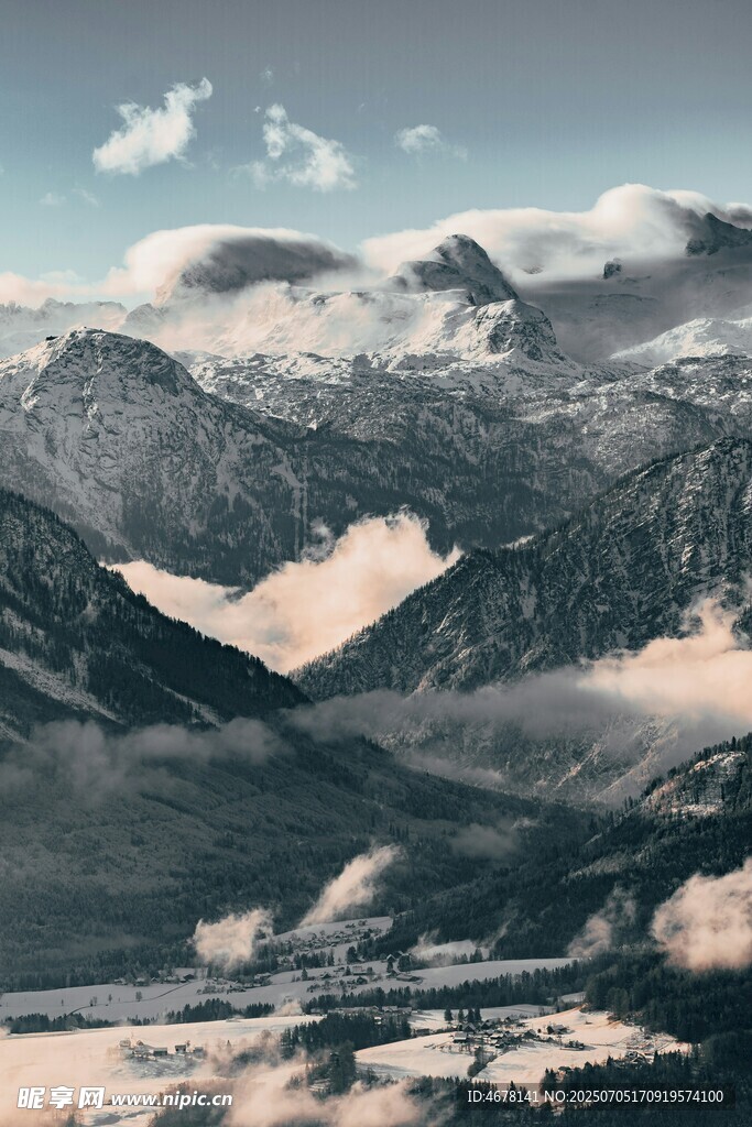 壮丽雪山云海景观