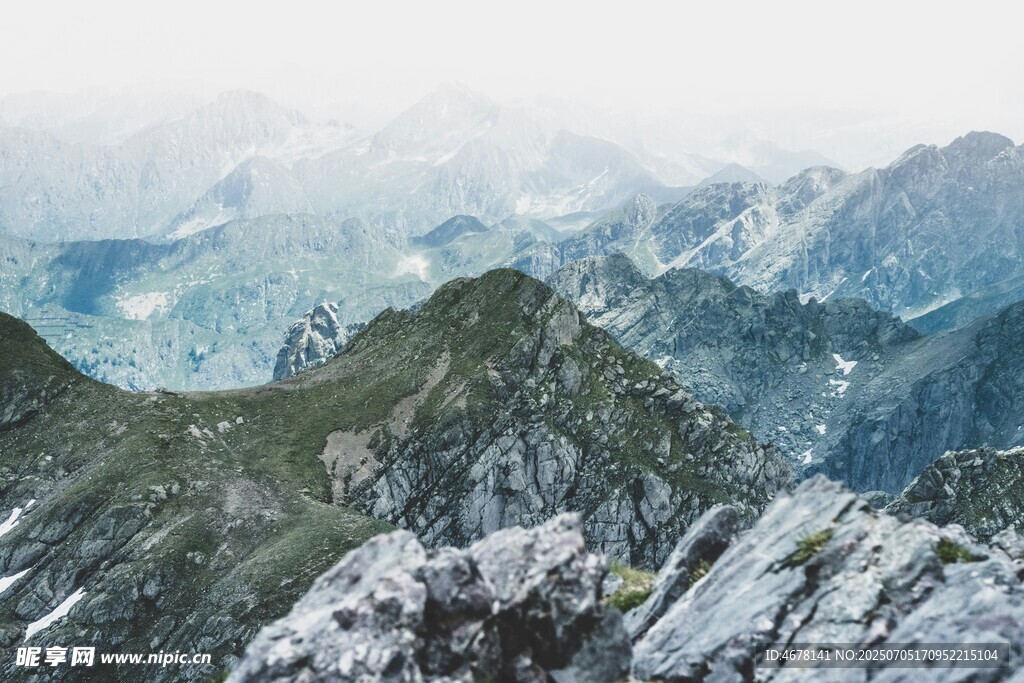 壮丽山景云雾缭绕之峰