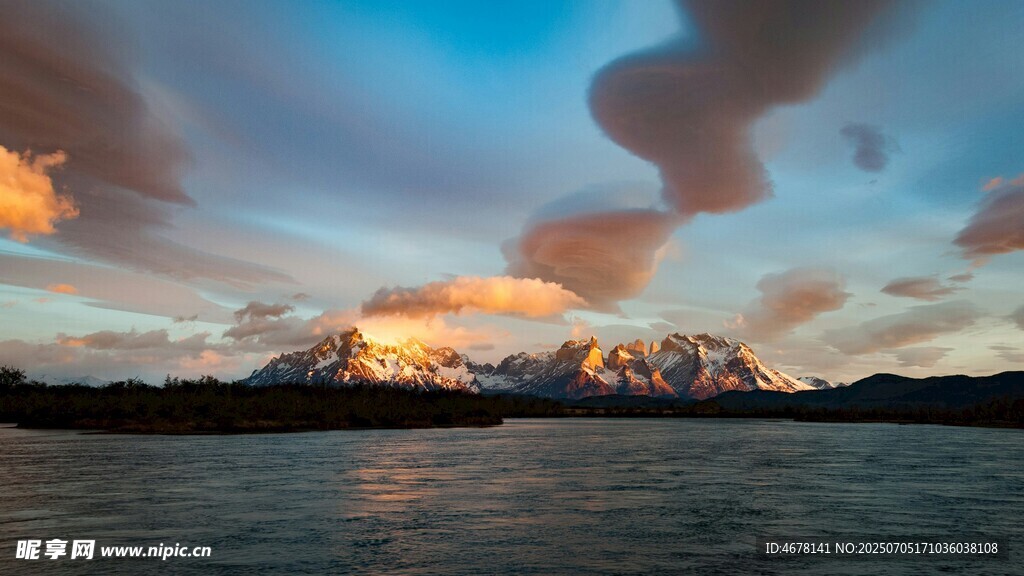 湖畔壮丽日落雪山美景