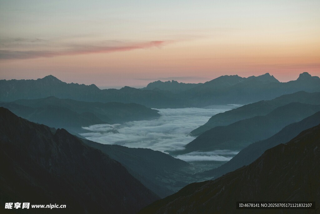 山间晨雾中的壮丽景色