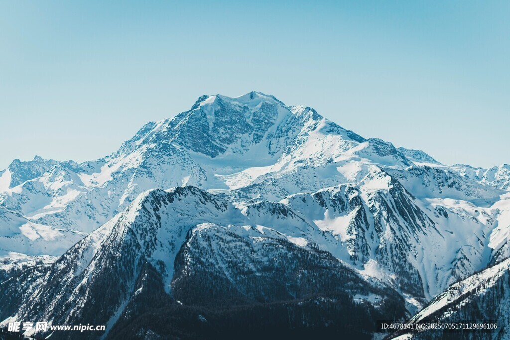 巍峨雪山壮丽景致