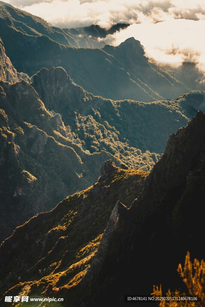 壮丽山峦间的光影美景