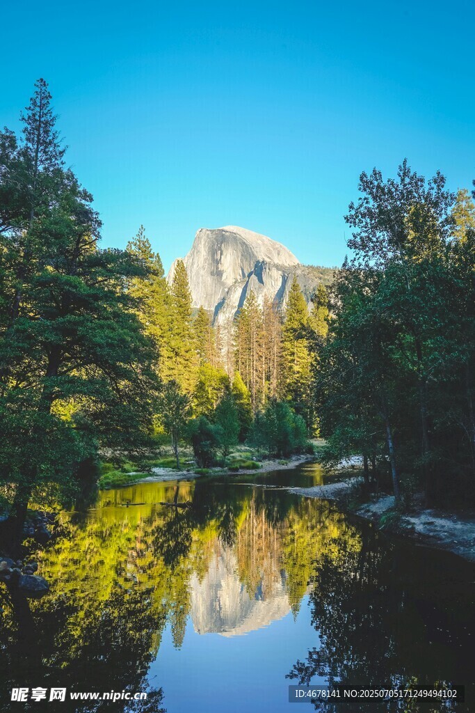 山林湖畔美景倒影