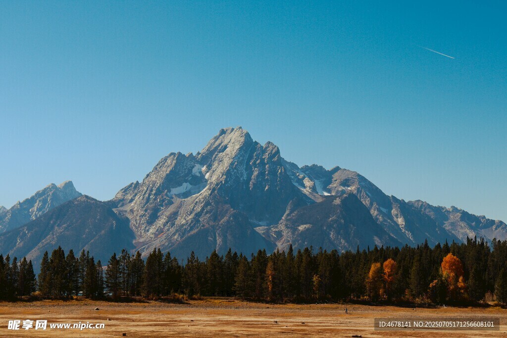 壮丽山峰与秋日原野景观