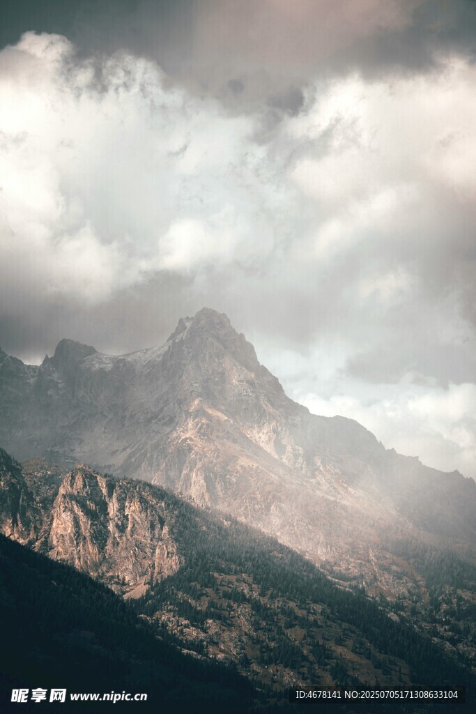 壮丽山峦云雾缭绕美景