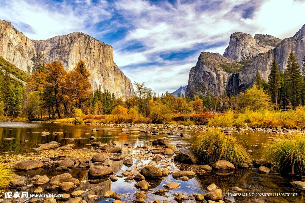 秋日山间溪流壮丽美景