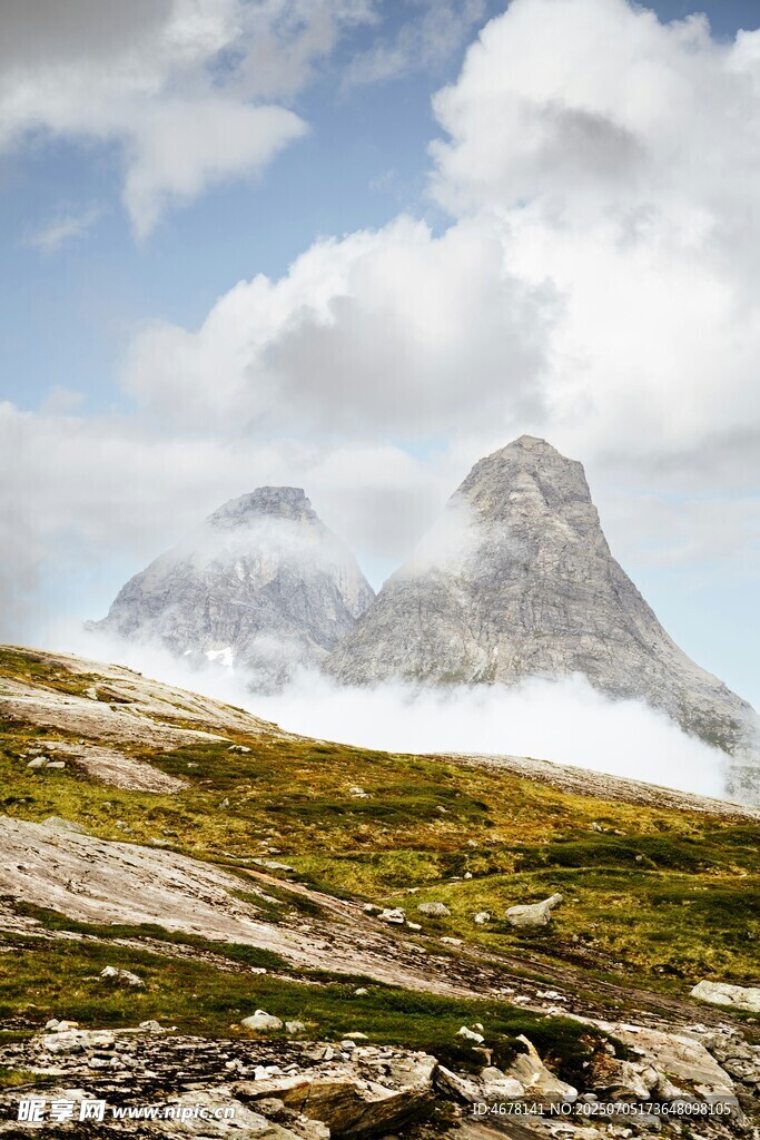 巍峨高山云雾缭绕美景