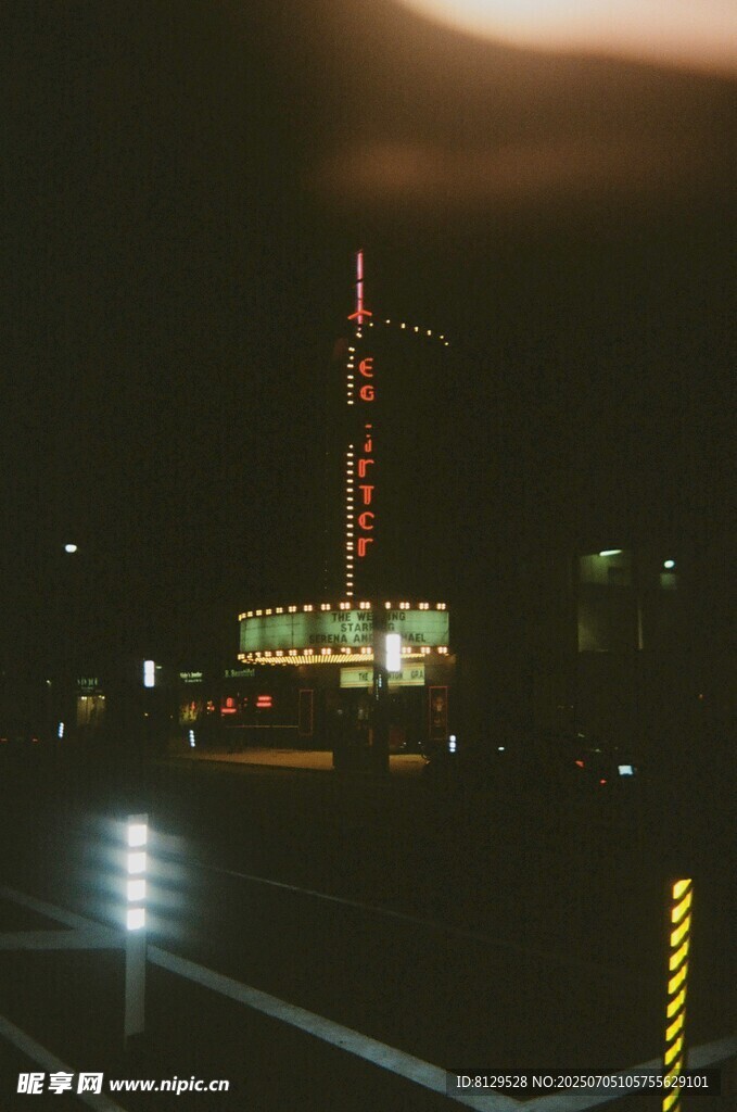 夜晚工地塔吊灯光景象