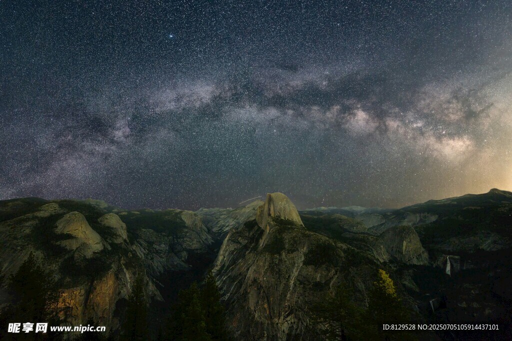 夜空下的壮丽山峦景观