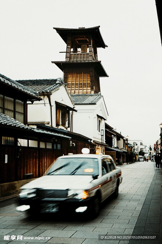 日本街道上的出租车与古建