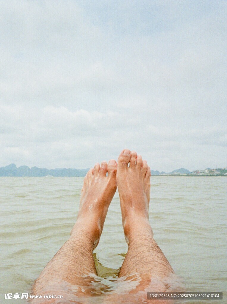 海边惬意双脚浸于水中