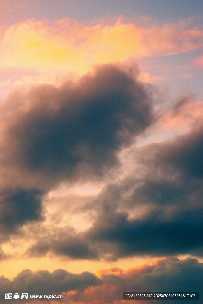 夕阳下的绚丽云层