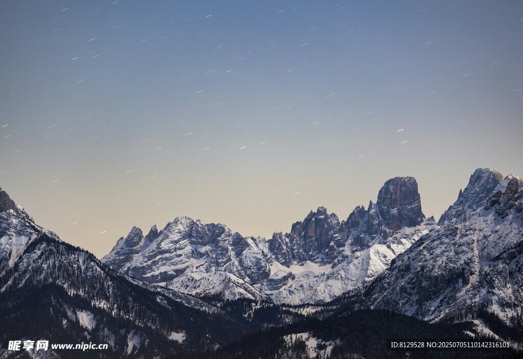 壮丽雪山景观