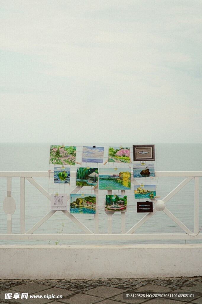 海边栏杆上的多彩展示海报