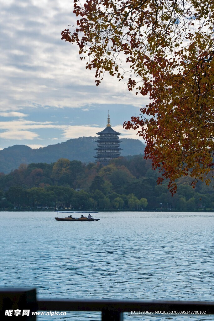 西湖湖畔秋景中的古韵楼阁