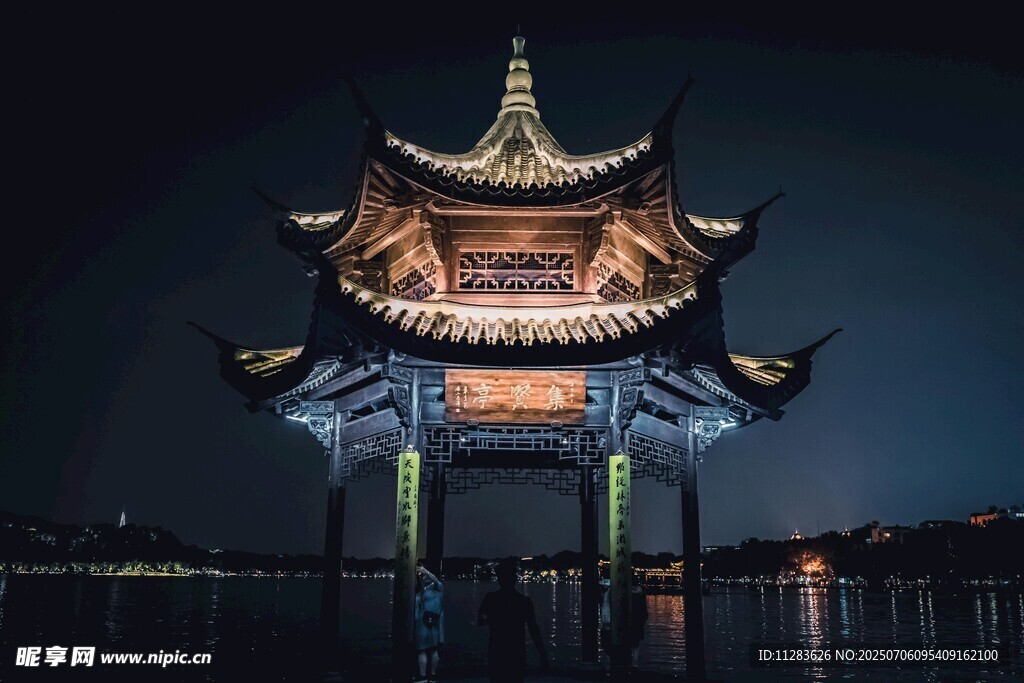 湖畔古亭夜景