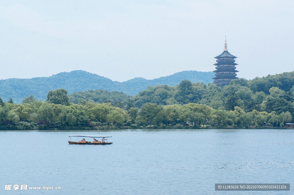 西湖美景中的游船与宝塔