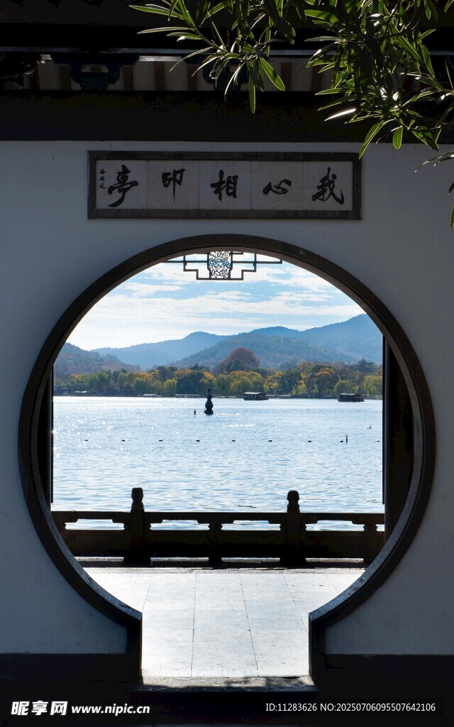 中式圆窗中的湖光山色