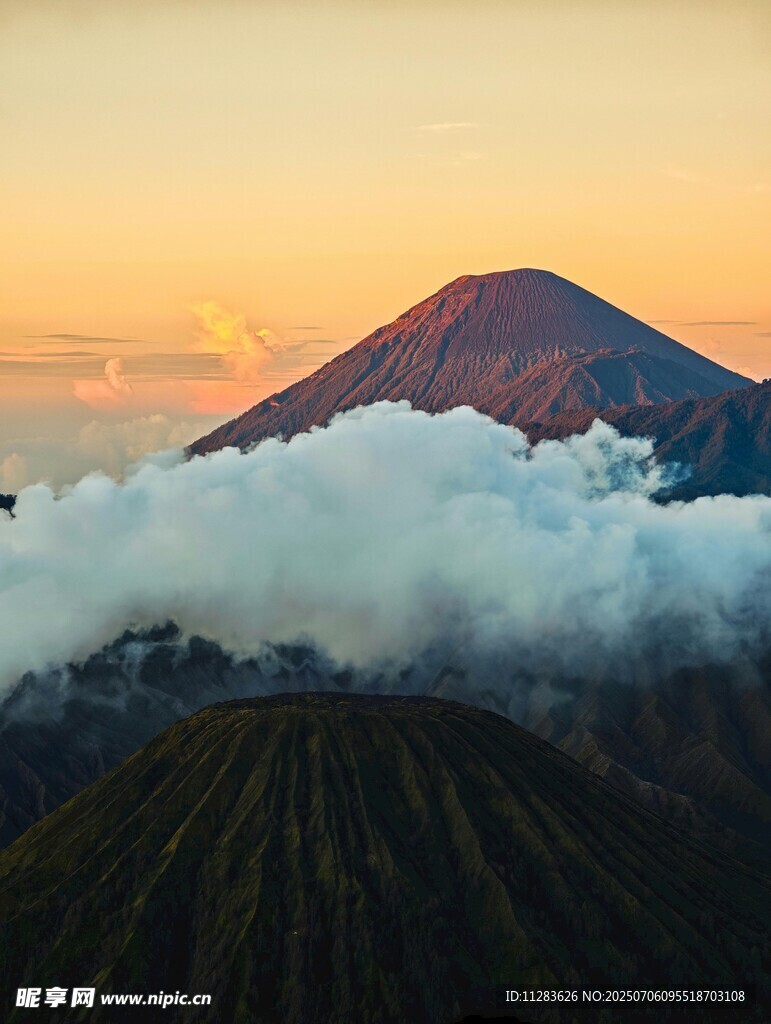 日出下的壮丽火山云海