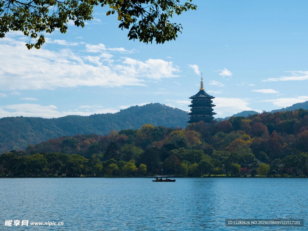 西湖秋日湖景与古塔
