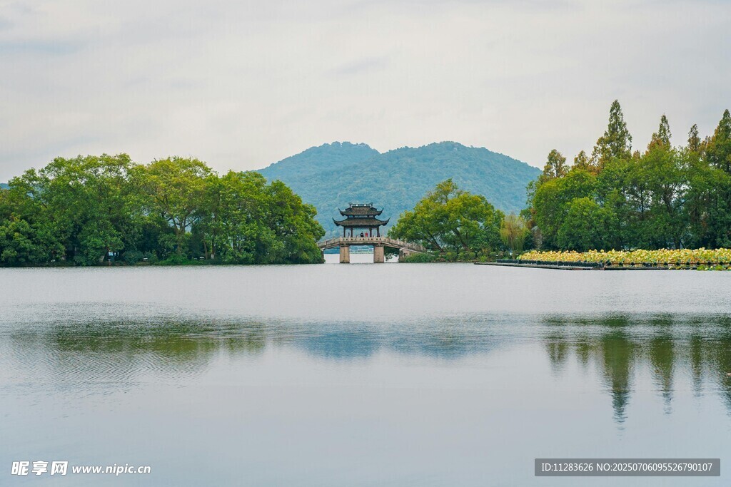 宁静湖畔青山绿树倒影