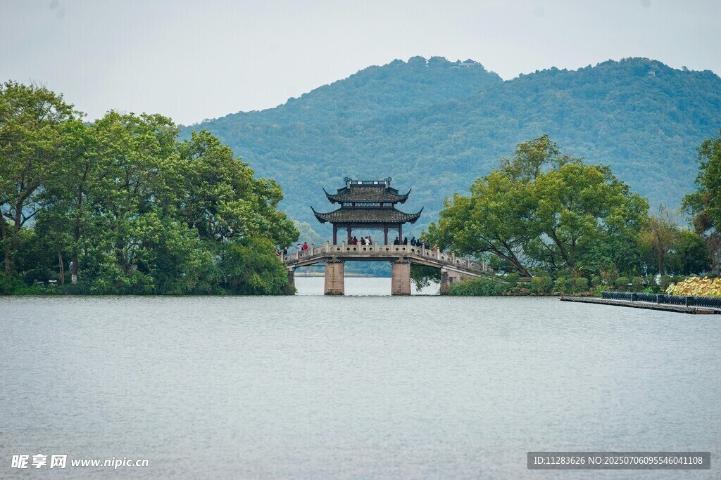 湖畔古亭伴青山绿水