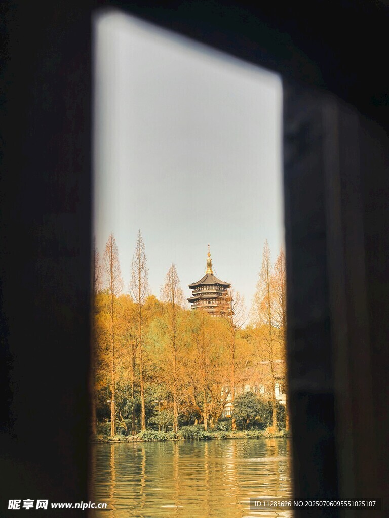 透过窗棂赏秋日湖景