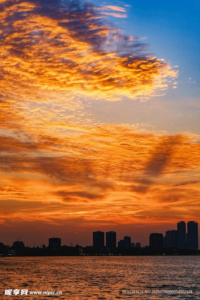 城市黄昏海景绚丽晚霞