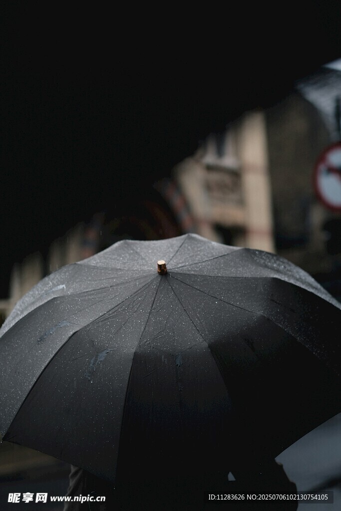 雨中撑伞背影
