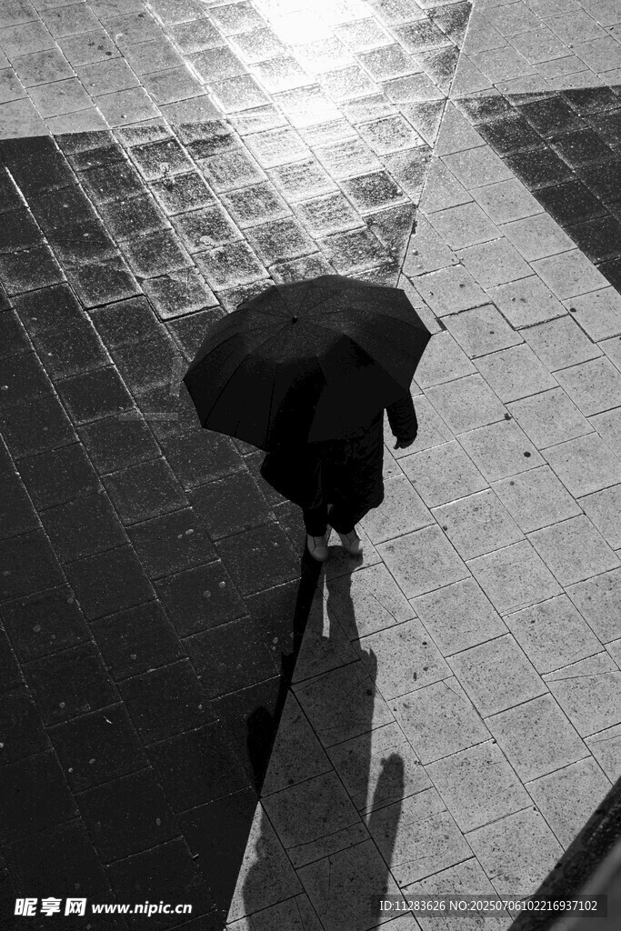 雨中撑伞独行的孤独身影